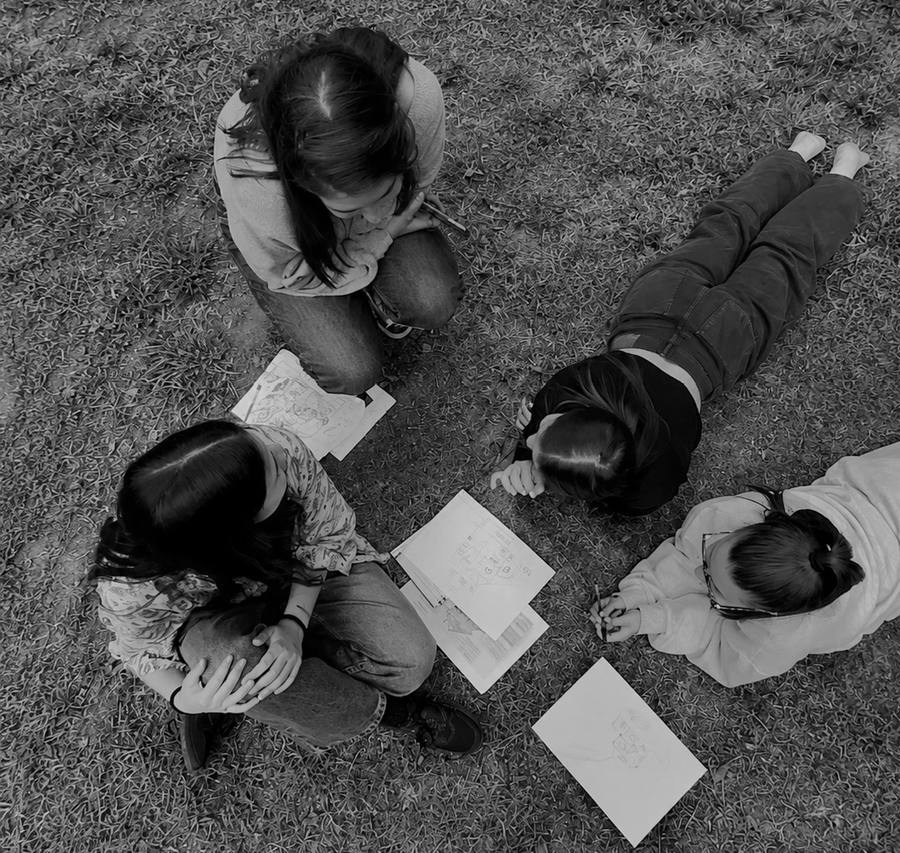Sesión de trabajo al aire libre, papeles y notas sobre la hierba